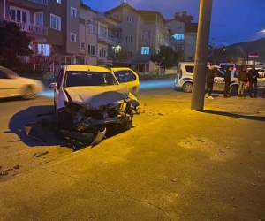 Burdur’da kavşağa kontrolsüz giren 2 araç çarpıştı: 3 yaralı