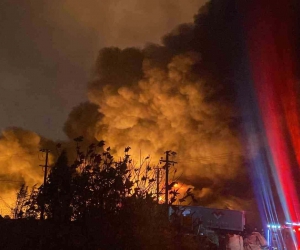 Kocaeli’nin Gebze ilçesinde bir palet fabrikasında yangın çıktı. Olay yerine çok sayıda itfaiye ekibi sevk edilirken yangına müdahale sürüyor.