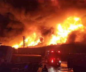 Kocaeli’de çıkan yangın tüm fabrikayı sardı, gecenin karanlığı alevlerle aydınlandı