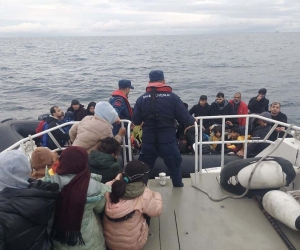 Ayvacık açıklarında Yunan unsurlarınca ölüme terk edilen 92 kaçak göçmen kurtarıldı