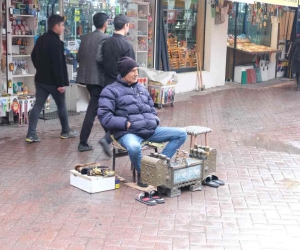Soğuk ve yağmurlu havaya rağmen ekmek parasını kazanıyor