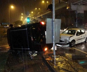Otomobil ile çarpışan hafif ticari aracın yan yattığı kazada 2 kişi yaralandı