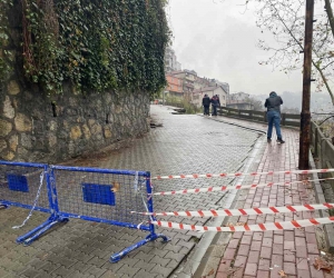 Hastane yolunda heyelan oldu, yol trafiğe kapatıldı