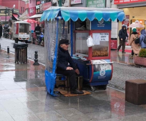 Yağmura rağmen ekmek parası peşindeler