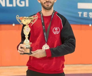 Erzincanlı badmintoncu Türkiye 3’üncüsü oldu