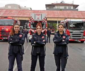 İtfaiyenin yükünü onlar çekiyor, trafikte görenler hem şaşırıyor hem alkışlıyor