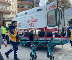 Otomobilin çarptığı motosikletteki baba oğul yaralandı