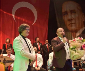 Halk konsere eşlik etti
