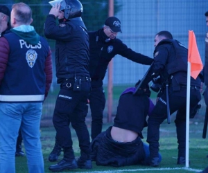 Taraftarlar kırdıkları koltukları sahaya fırlattı, polis biber gazıyla müdahale etti
