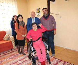 Sungurlu Belediyesi’nden tekerlekli sandalye yardımı