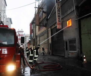 Kayseri’de baza ve yatak imalathanesinde yangın