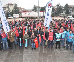 Türk Metal Sendikasına üyesi fabrika çalışanları meydana indi