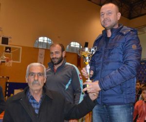 Şehit Fethi Sekin’in babası sporculara madalya verdi