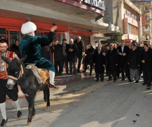 Temsili Nasreddin Hoca İstanbul’daki EMITT fuarına Karakaçan’a ters binip gitti