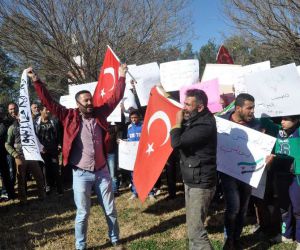 Suriyeliler sınırda YPG’yi protesto etti