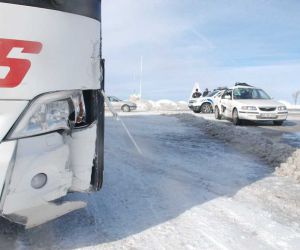 Tipi ve buzlanma sonucu otomobil otobüsle çarpıştı: 1 yaralı