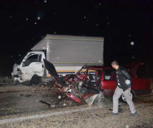 Manisa’da kamyonet ile otomobil kafa kafaya çarpıştı: 6 yaralı