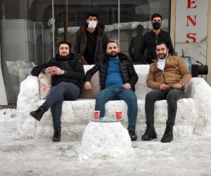 Yüksekovalı gençler, kardan kanepe, buzdolabı ve çamaşır makinesi yaptı