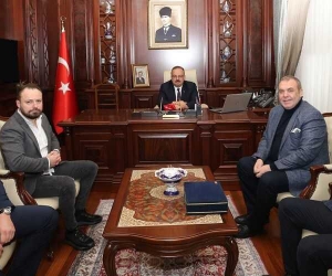 Bursaspor Başkanı Erkan Kamat ve yönetim kurulu, Bursa Valisi Yakup Canbolat’ı ziyaret etti