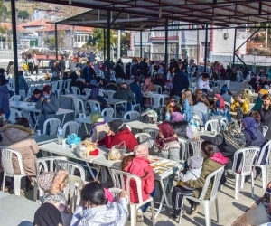 Aliağa Helvacı’da askere gidecek gençler için uğurlama yemeği