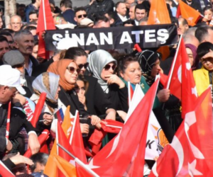 Erdoğan’ın mitinginde ‘Sinan Ateş’ yazılı pankart açıldı