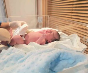 İzmir’de yeni yılın ilk bebeği Aras Bulut oldu