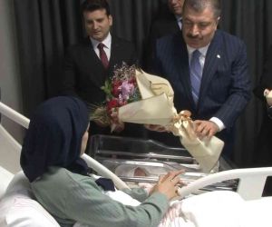 Sağlık Bakanı Fahrettin Koca yeni yılın ilk bebeklerinin ailelerini tebrik etti