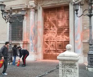 İtalya’da iklim aktivistlerinden Senato binasına boyalı saldırı: 5 gözaltı