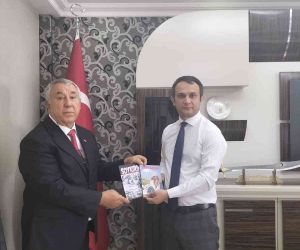 Serdar Ünsal “Yüreğim İrevan’da Kaldı “romanını Vali Yardımcısı Abdulkadir Şahin’e hediye etti