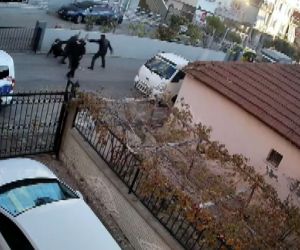 İhbara giden polislere önce taşla saldırdı, ardından yere düşen polis memurunu bıçakladı