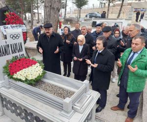 Efsane güreşçi Hamit Kaplan, mezarı başında dualarla anıldı