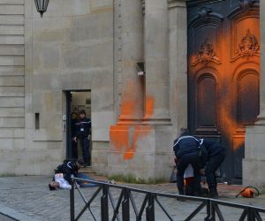 Fransa’da iklim aktivistlerinden Başbakanlık binasına boyalı saldırı