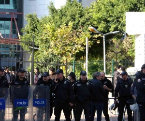 Cinayet davası öncesi taraflar birbirine kurşun yağdırdı: 1 yaralı
