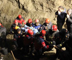 Kuyuya düşen baba-oğuldan acı haber: Cansız bedenlere kuyunun 20 metre derinliğinde 10 saat sonra ulaşıldı