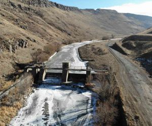 Kars’ta soğuktan HES barajı dondu