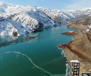 Erzincan’daki Göyne Sulama Barajı buzla kaplandı
