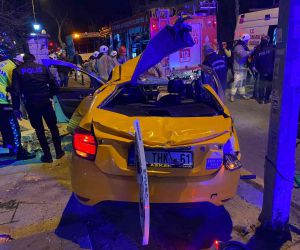 Kadıköy’de ters dönen ticari taksinin tavanı koptu: 3’ü ağır 4 yaralı