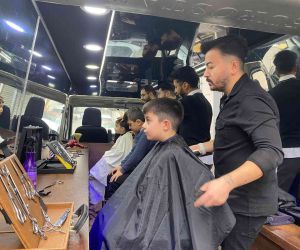 Yardımsever kuaför karavanda çocukların saçlarını kesiyor