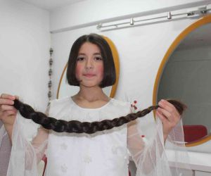 Küçük Zeynep beline uzanan saçlarını lösemili çocuklara bağışladı