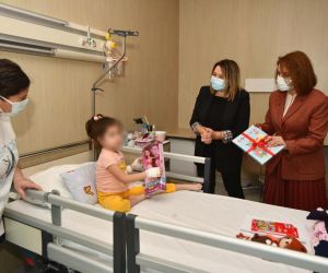 Yıldız Pehlivan, hastanede tedavisi süren çocukları sevindirdi