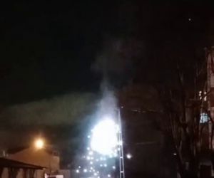 Arnavutköy’de bomba gibi patlayan elektrik telleri geceyi aydınlattı