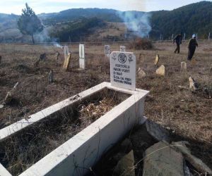 Hisarcık’ın Ulaşlar köyünde mezarlığı hayırseverler temizledi