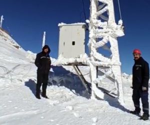 Yüksekova’da Sibirya soğuklarını aratmayan görüntü: Elektrik direkleri buz tuttu
