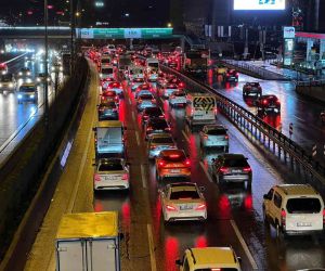 İstanbul’da haftanın son iş gününde trafik yoğunluğu yaşandı