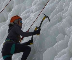 Buz duvarına tırmanan dağcılar nefes kesti