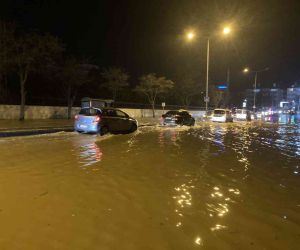Sivas’ta patlayan su sorusu caddeyi göle çevirdi, araçlar suya gömüldü