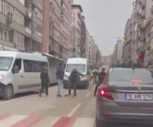 Bursa’da servis ve otobüs şoförünün yol verme kavgası kameralarda