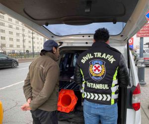 Eminönü’nde taksimetre açmayan taksi sürücüsü araca müşteri gibi binen sivil polise yakalandı