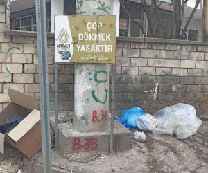 Artuklu Belediyesi sokağa çöp konteyneri bırakmak yerine tabela asmayı seçti