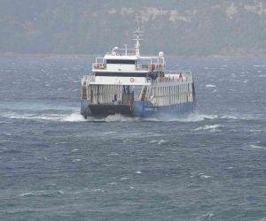 Fırtına nedeniyle Çanakkale-Eceabat hattındaki saat 15.00 feribot seferi karşılıklı olarak iptal edildi
